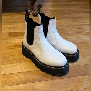 2976 Dr. Martens smooth leather platform Chelsea boots